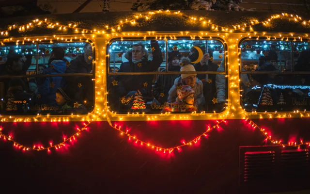 Pražské ulice budou od tohoto víkendu brázdit vánočně nastrojené tramvaje a autobusy