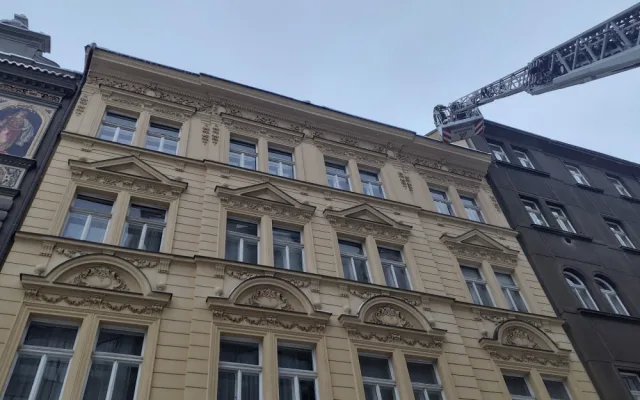 Pražští hasiči od pátku vyjeli k sedmi desítkám zásahů. Na vině je sníh, kterého by mohl ještě přibýt