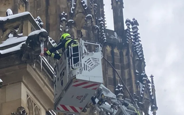 Hasiči odstraňují rampouchy. Jen na veřejných budovách, upozorňují