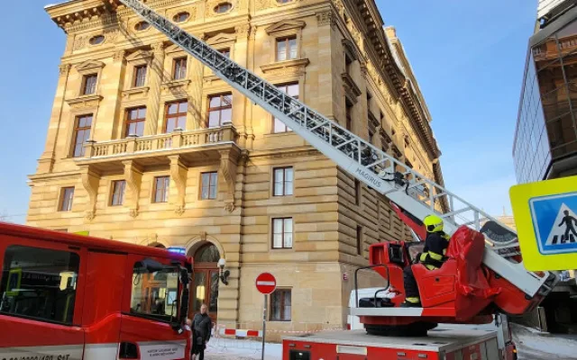 Hasiči odstraňují rampouchy. Jen na veřejných budovách, upozorňují