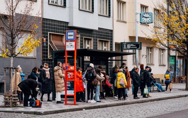 Na vybraných zastávkách jsou nově cedule s přesným časem odjezdu. Přibude jich ještě 150