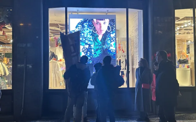 VIDEO: Aktivistům došla trpělivost s otravnou světelnou reklamou, zakryli ji dílem od umělkyně Toybox