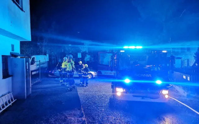 VIDEO: Tragédie na Štědrý den. Při nočním požáru zemřel člověk, další jsou zranění