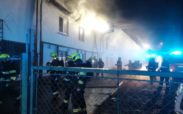 VIDEO: Tragédie na Štědrý den. Při nočním požáru zemřel člověk, další jsou zranění