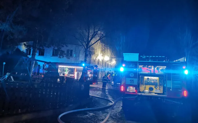 VIDEO: Tragédie na Štědrý den. Při nočním požáru zemřel člověk, další jsou zranění