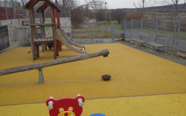 Dva malí kluci našli na dětském hřišti v Praze schovanou zbraň