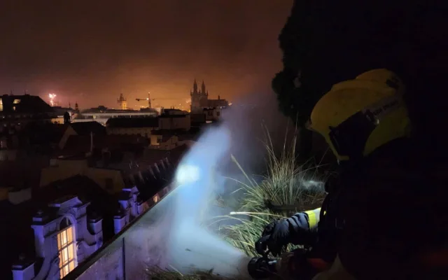 VIDEO: Terasa v plamenech, hořící kontejnery i křoví. Hasiči zasahovali u skoro padesáti požárů souvisejících s pyrotechnikou