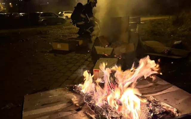 VIDEO: Terasa v plamenech, hořící kontejnery i křoví. Hasiči zasahovali u skoro padesáti požárů souvisejících s pyrotechnikou