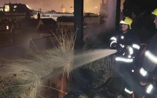 VIDEO: Terasa v plamenech, hořící kontejnery i křoví. Hasiči zasahovali u skoro padesáti požárů souvisejících s pyrotechnikou