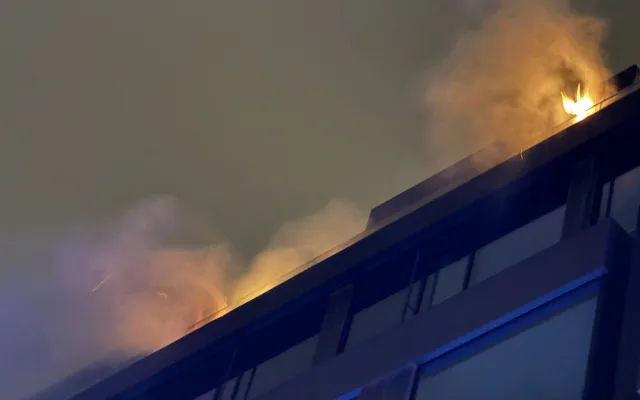 VIDEO: Terasa v plamenech, hořící kontejnery i křoví. Hasiči zasahovali u skoro padesáti požárů souvisejících s pyrotechnikou