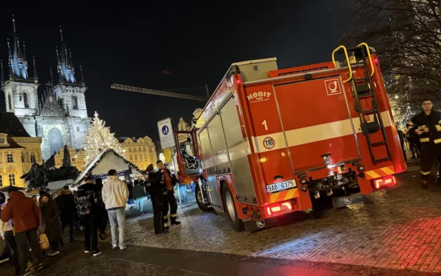 VIDEO: Terasa v plamenech, hořící kontejnery i křoví. Hasiči zasahovali u skoro padesáti požárů souvisejících s pyrotechnikou