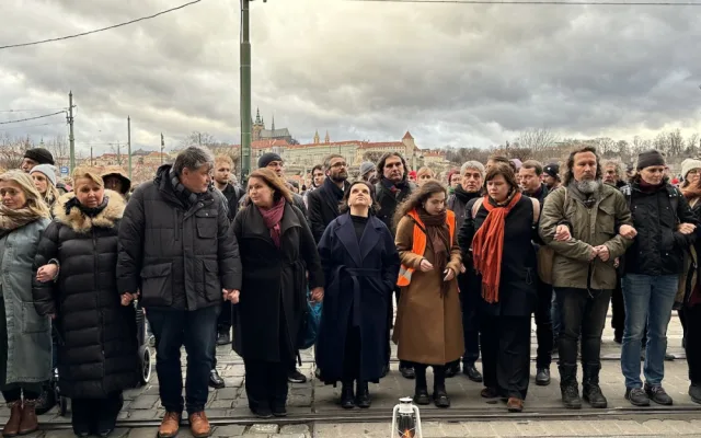 VIDEO: V centru Prahy uctili památku obětí střelby, stovky lidí symbolicky objaly budovu fakulty