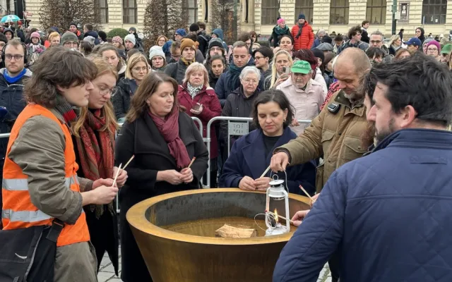 VIDEO: V centru Prahy uctili památku obětí střelby, stovky lidí symbolicky objaly budovu fakulty