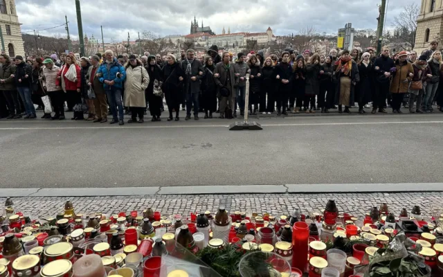 VIDEO: V centru Prahy uctili památku obětí střelby, stovky lidí symbolicky objaly budovu fakulty