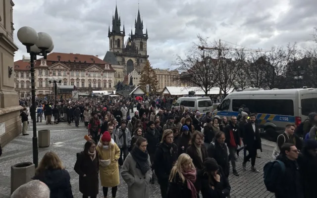 VIDEO: V centru Prahy uctili památku obětí střelby, stovky lidí symbolicky objaly budovu fakulty
