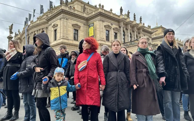VIDEO: V centru Prahy uctili památku obětí střelby, stovky lidí symbolicky objaly budovu fakulty