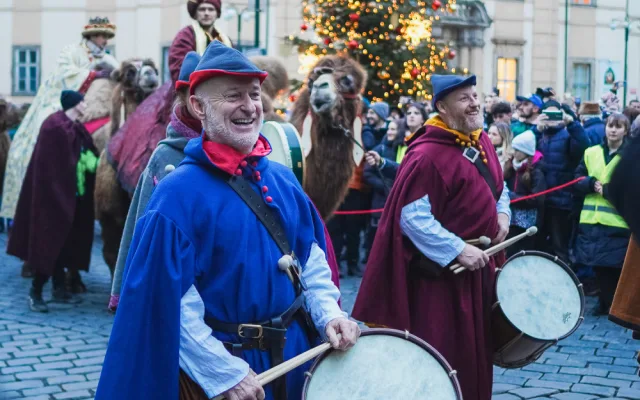 FOTOGALERIE: Prahou prošel tříkrálový průvod, nechyběli velbloudi