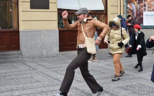 Den švihlé chůze. Tradice inspirovaná Monty Python