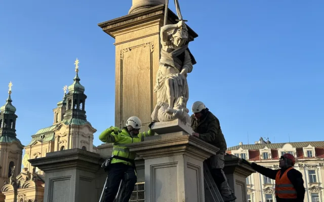 VIDEO: Mariánský sloup na Staroměstském náměstí v Praze má nově tři ze čtyř andělů