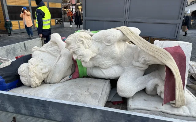 VIDEO: Mariánský sloup na Staroměstském náměstí v Praze má nově tři ze čtyř andělů