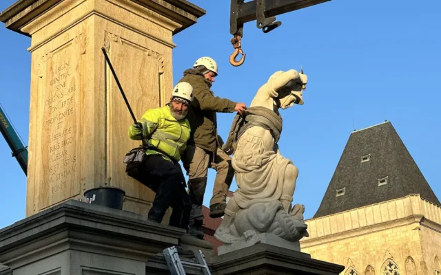 VIDEO: Mariánský sloup na Staroměstském náměstí v Praze má nově tři ze čtyř andělů