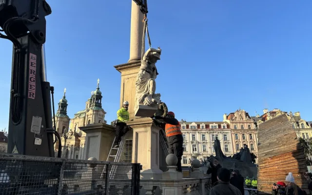 VIDEO: Mariánský sloup na Staroměstském náměstí v Praze má nově tři ze čtyř andělů