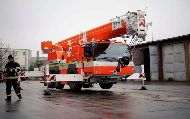 Nový automobilový jeřáb Liebherr LTM 1050–3.1 za 22 614 900 korun. Financovaný byl z Fondu zábrany škod.