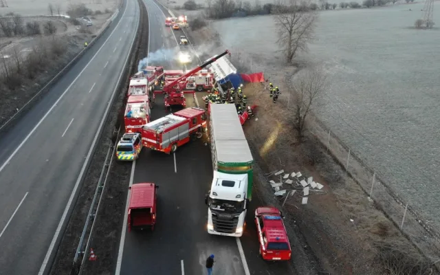 U Veltrus havaroval kamion s třiceti kravami, D8 na Prahu byla zavřená