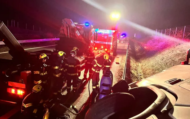 U Veltrus havaroval kamion s třiceti kravami, D8 na Prahu byla zavřená