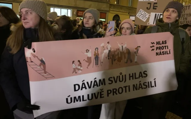 VIDEO: Lidé demonstrují za Aničku, kterou dva roky znásilňoval otec a od soudu odešel s podmínkou