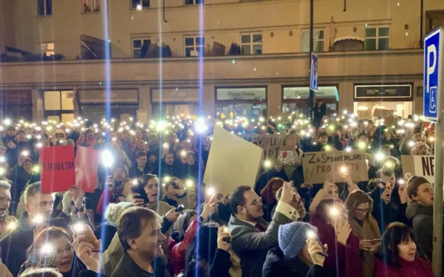 VIDEO: Lidé demonstrují za Aničku, kterou dva roky znásilňoval otec a od soudu odešel s podmínkou