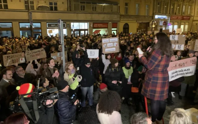 VIDEO: Lidé demonstrují za Aničku, kterou dva roky znásilňoval otec a od soudu odešel s podmínkou