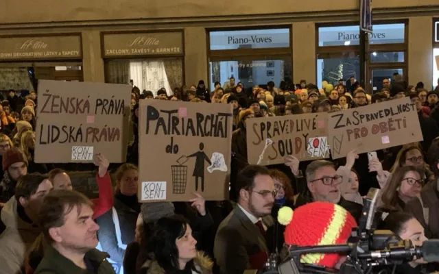 VIDEO: Lidé demonstrují za Aničku, kterou dva roky znásilňoval otec a od soudu odešel s podmínkou