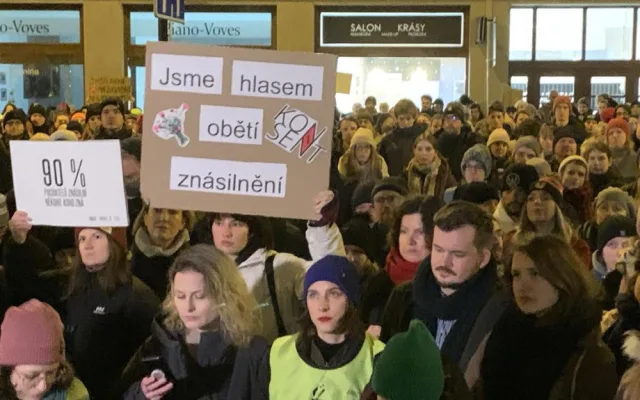 VIDEO: Lidé demonstrují za Aničku, kterou dva roky znásilňoval otec a od soudu odešel s podmínkou