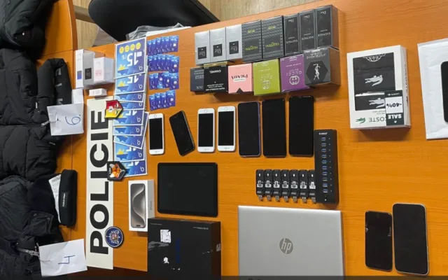 Policisté zadrželi další skupinu osob, která si internetovými podvody přišla na 200 tisíc korun
