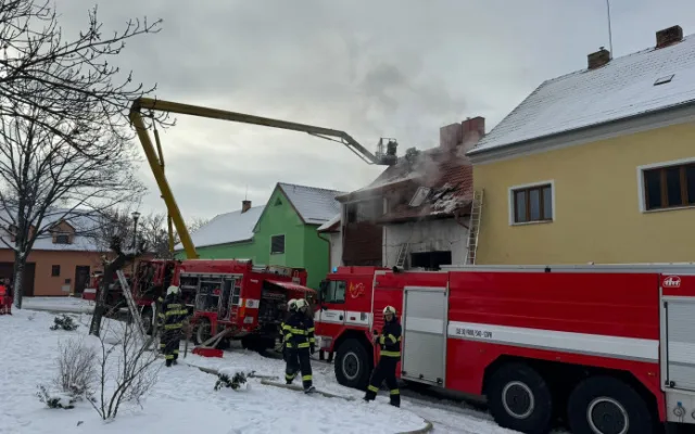 Dobroden Leoše Mareše znovu pomáhal. Přes milion poslal rodině, která přišla o dům