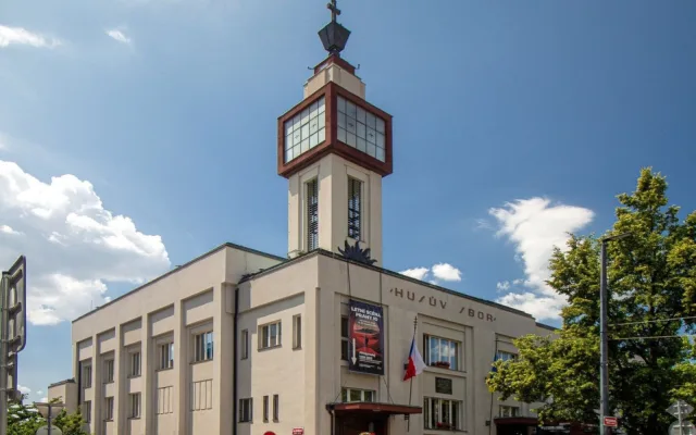 Ve Vršovickém divadle MANA ožívá bytové divadlo. Herci zvou na komedie ve věži i v suterénu