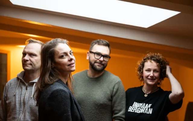 Ve Vršovickém divadle MANA ožívá bytové divadlo. Herci zvou na komedie ve věži i v suterénu