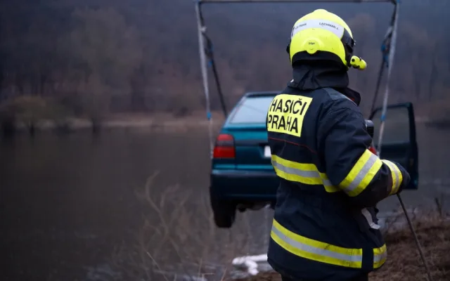 VIDEO: Řidiči sjelo auto do Vltavy, vytáhnout ho museli hasiči