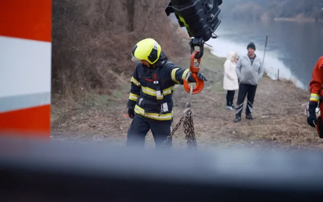 VIDEO: Řidiči sjelo auto do Vltavy, vytáhnout ho museli hasiči