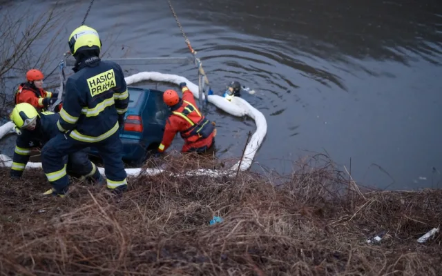 VIDEO: Řidiči sjelo auto do Vltavy, vytáhnout ho museli hasiči