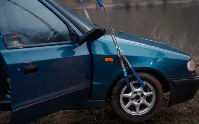 VIDEO: Řidiči sjelo auto do Vltavy, vytáhnout ho museli hasiči