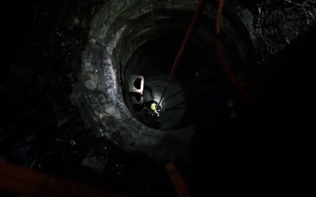 VIDEO: Žena se propadla do kanálu, ven ji vytáhli na kladce
