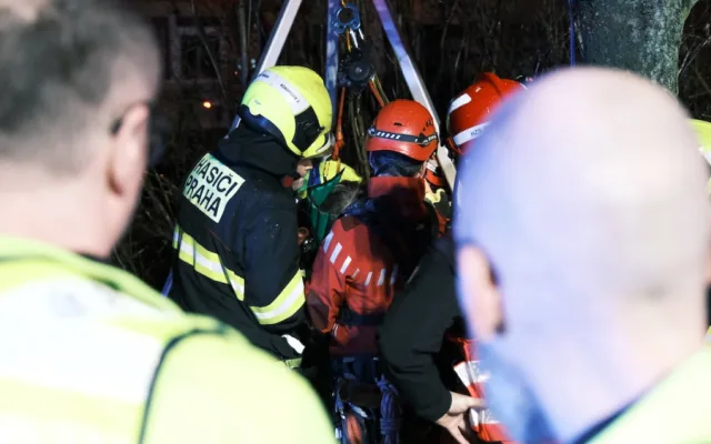 VIDEO: Žena se propadla do kanálu, ven ji vytáhli na kladce