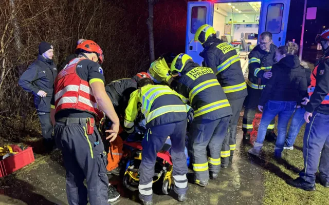 VIDEO: Žena se propadla do kanálu, ven ji vytáhli na kladce