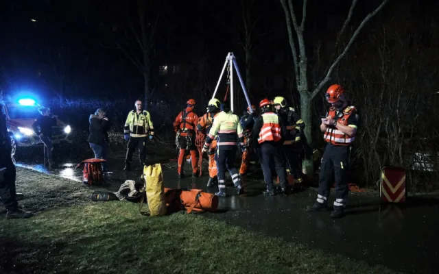 VIDEO: Žena se propadla do kanálu, ven ji vytáhli na kladce