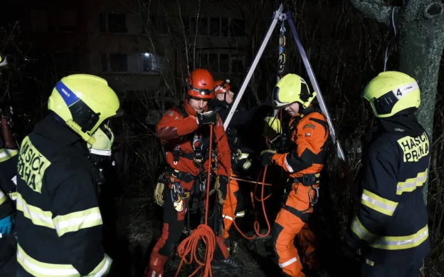 VIDEO: Žena se propadla do kanálu, ven ji vytáhli na kladce