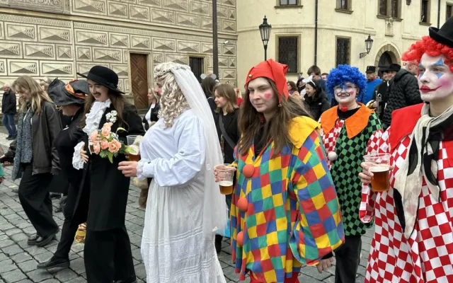 FOTOGALERIE: Když klokan potká jeptišku. Prahou prošel průvod masopustních masek