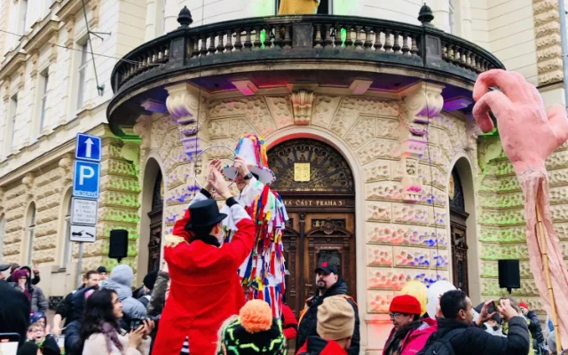 Výroba masek a pohádka pro děti odstartovaly dnešní žižkovský masopust