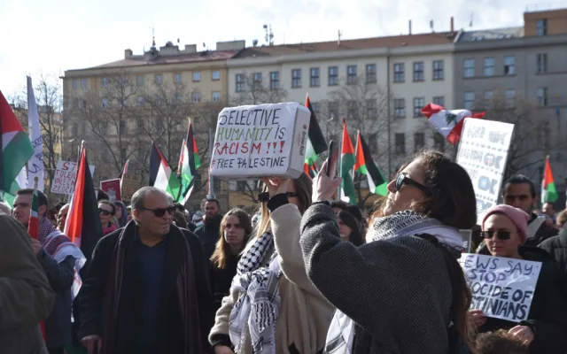 Policie v pozoru, antikonfliktní tým na místě. Na náměstí Míru začal pochod solidarity s Palestinou